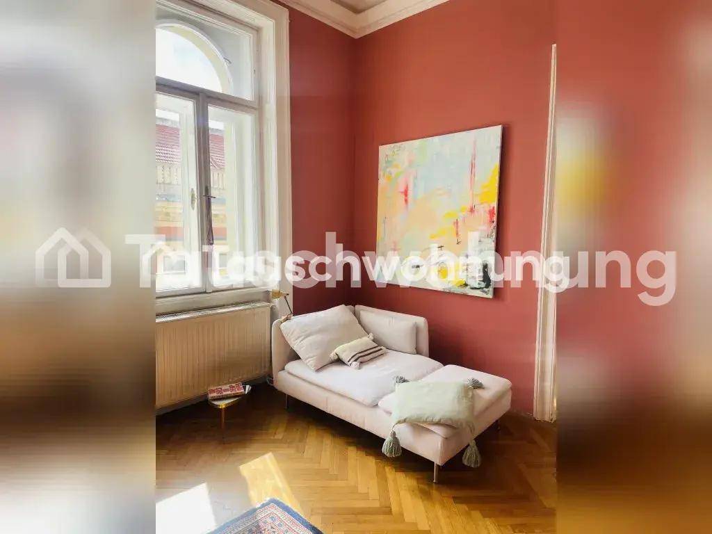 Helle Ecke im Wohnzimmer mit Chaiselongue, großem Bogenfenster und rosa gestrichenen Wänden.
