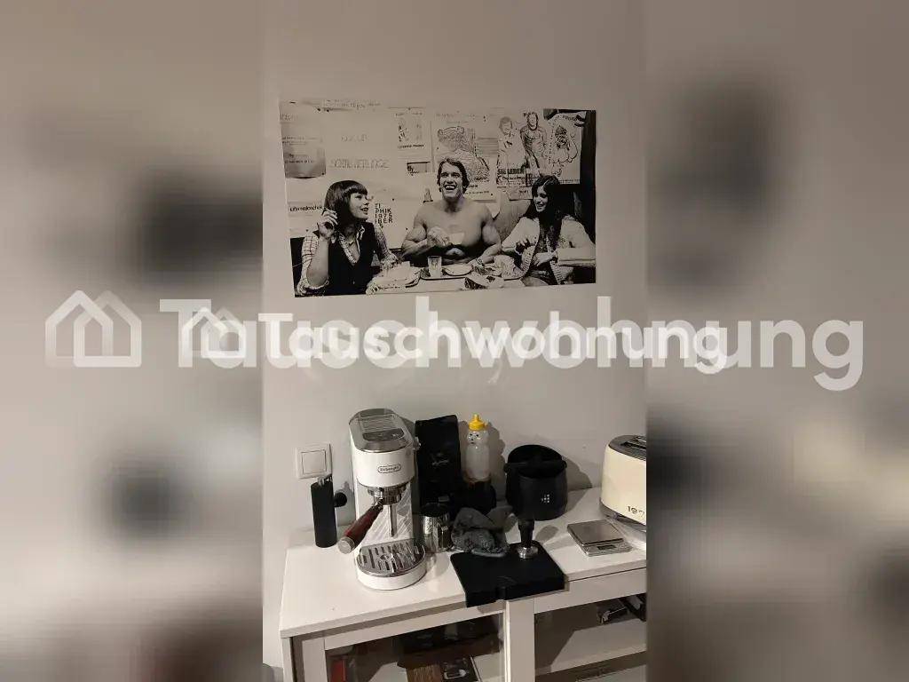 Kaffeestation mit verschiedenen Geräten und einem großen Schwarz-Weiß-Poster an der Wand.