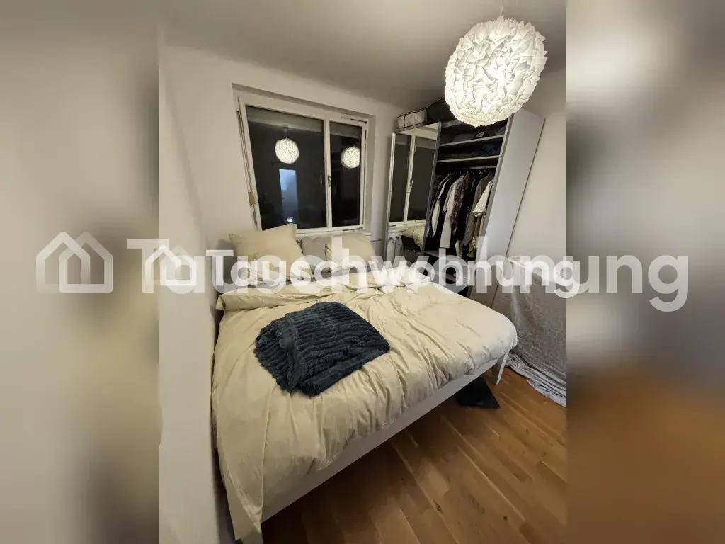 Schlafzimmer mit Bett, großem Spiegel und Kleiderschrank, ausgestattet mit Holzfußboden.