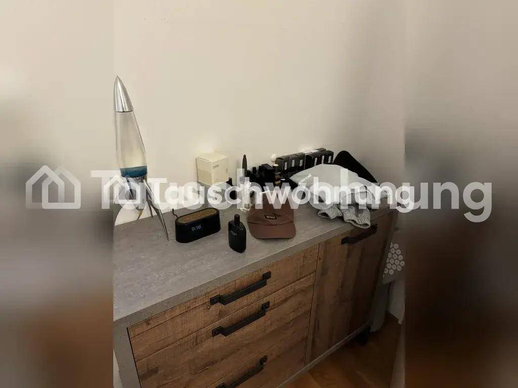 Kommode aus Holz mit verschiedenen Gegenständen, darunter eine Lavalampe.