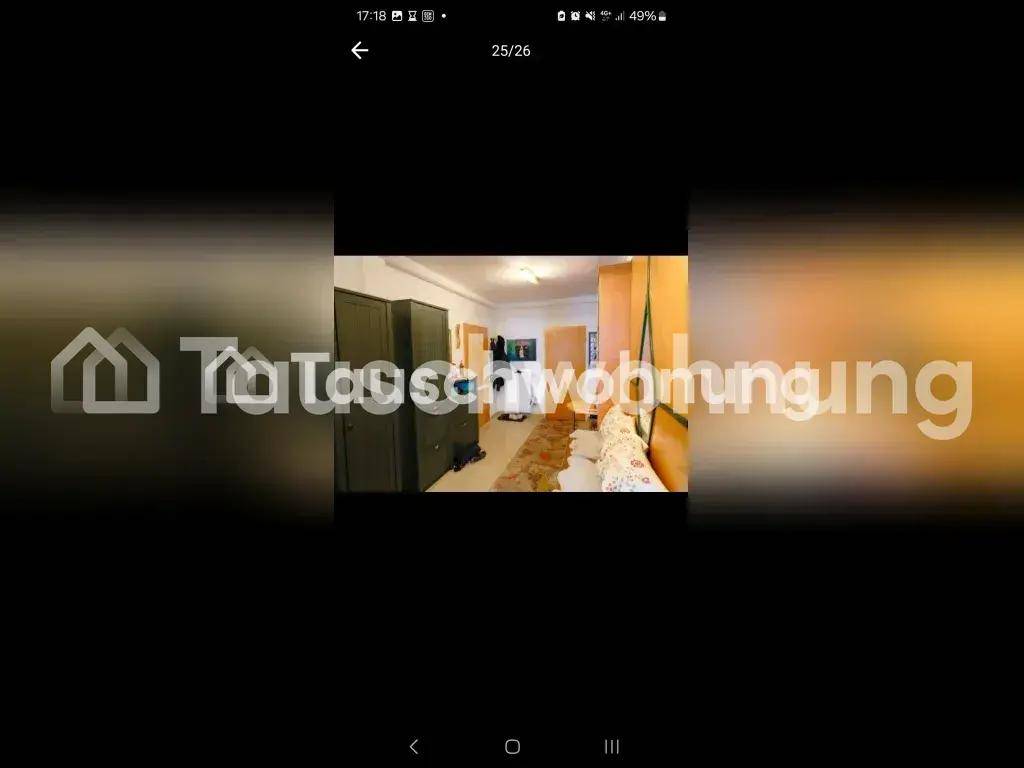 Innenraum mit Schränken und einem Bett, die Details sind aufgrund der Bildqualität unklar.