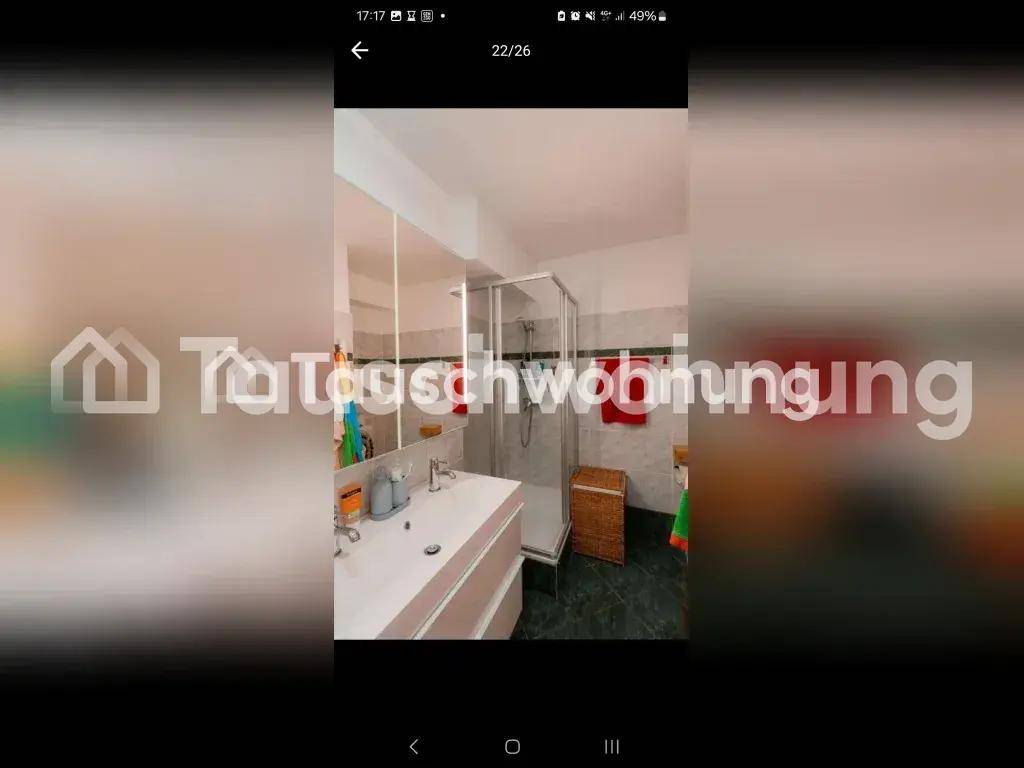 Modernes Badezimmer mit Doppelwaschbecken, großem Spiegel und einer Duschkabine.