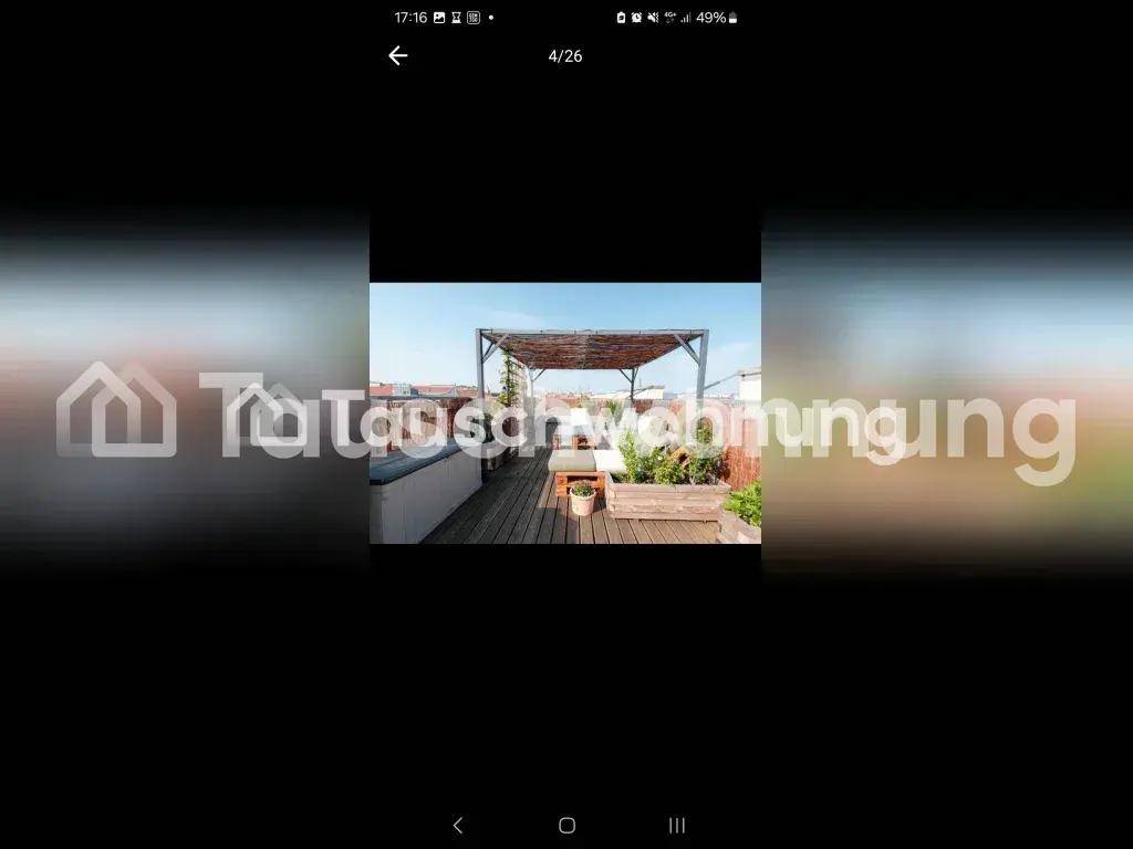 Sonnige Dachterrasse mit Holzdeck, bepflanzten Beeten und einer schattenspendenden Pergola.