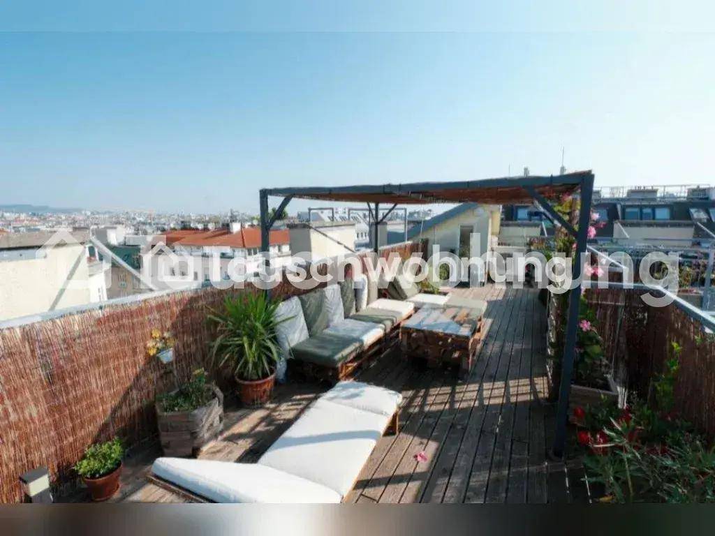 Weitläufige Dachterrasse mit Holzdeck, bequemen Lounge-Möbeln und Panoramablick über die Stadt.