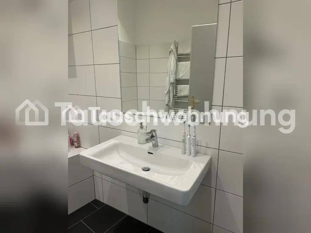 Badezimmer mit modernem Waschbecken, großem Spiegel und weißen Wandfliesen.