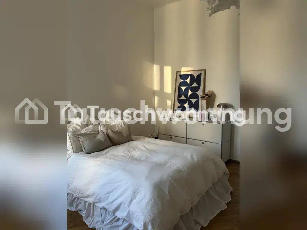 Gemütliches Schlafzimmer mit Doppelbett, Kommode und natürlichem Lichteinfall.