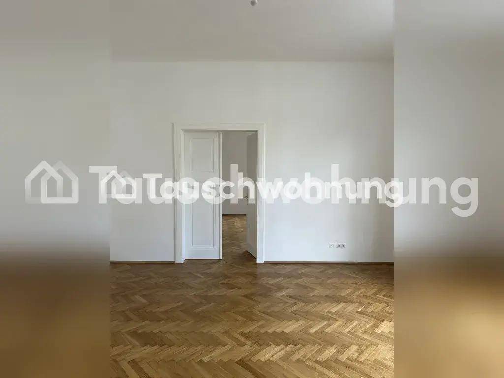Geräumiges Zimmer mit Fischgrätparkettboden und Zugang zu einem weiteren Raum.