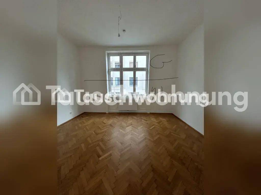 Helles Zimmer mit Fischgrätparkettboden und großem Fenster, bereit zur individuellen Gestaltung.