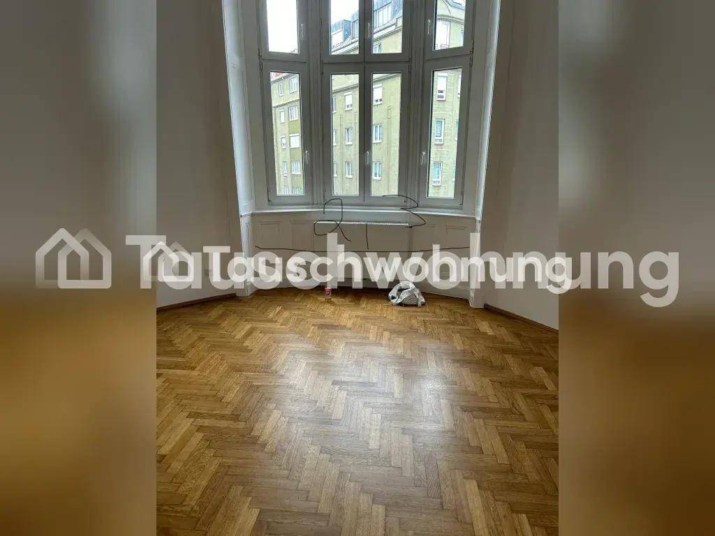 Geräumiges Zimmer mit großem Erkerfenster und elegantem Fischgrätparkettboden.
