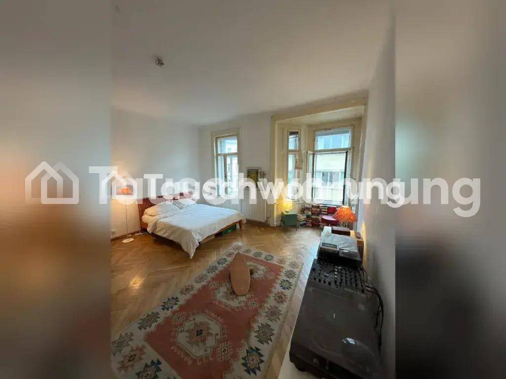 Helles Schlafzimmer mit Doppelbett, Holzboden und einem Erkerfenster.