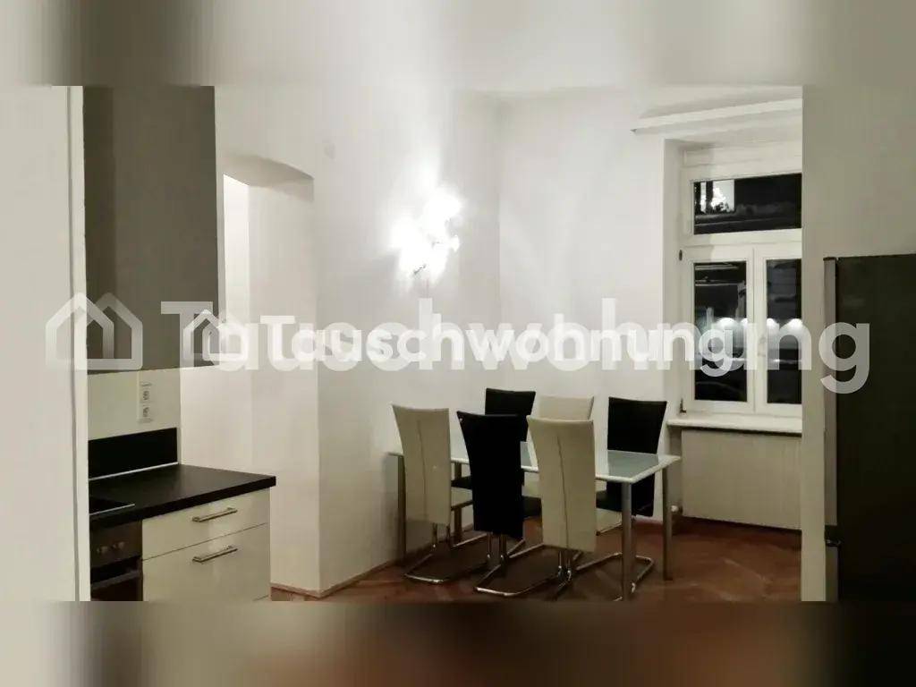 Heller Essbereich mit modernem Tisch und Stühlen neben einer Küchenzeile.