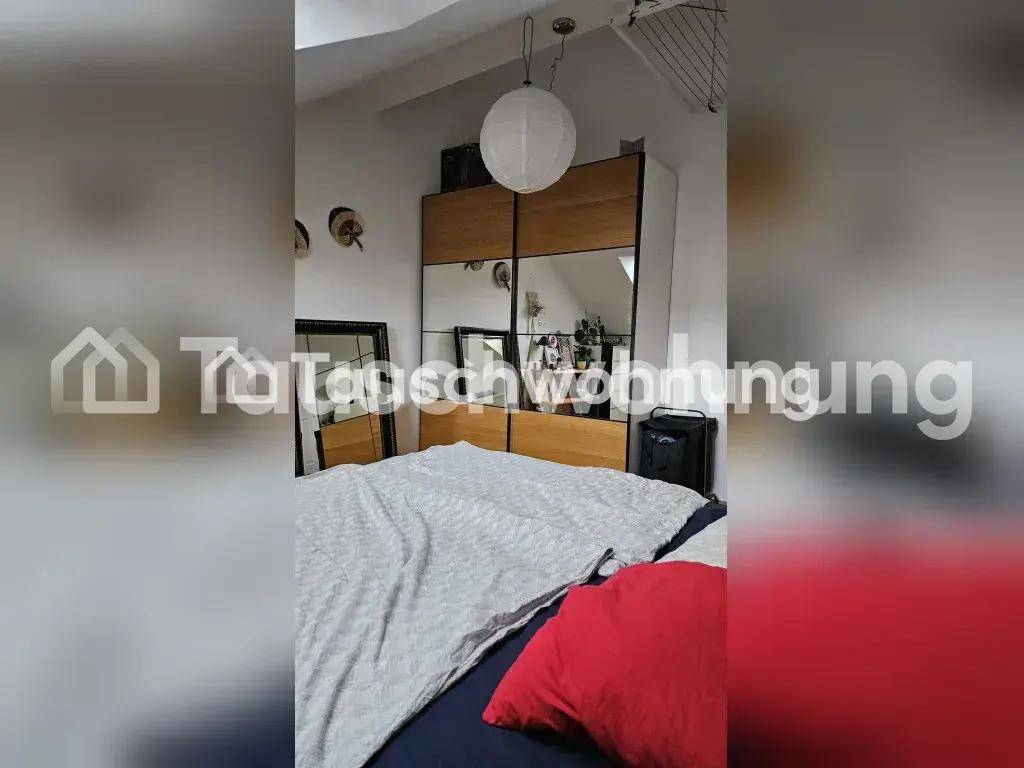 Schlafzimmer im Dachgeschoss mit Bett, Spiegelschrank und Dachschräge.