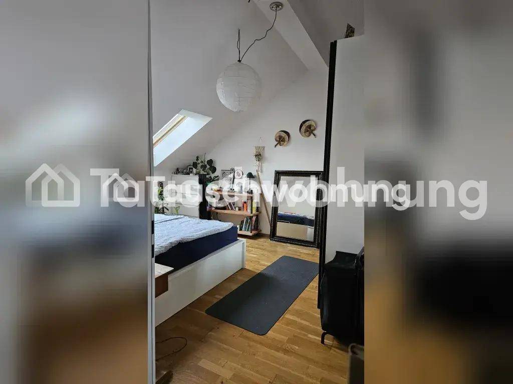 Schlafzimmer im Dachgeschoss mit Bett, Spiegel und hellem Dachfenster.