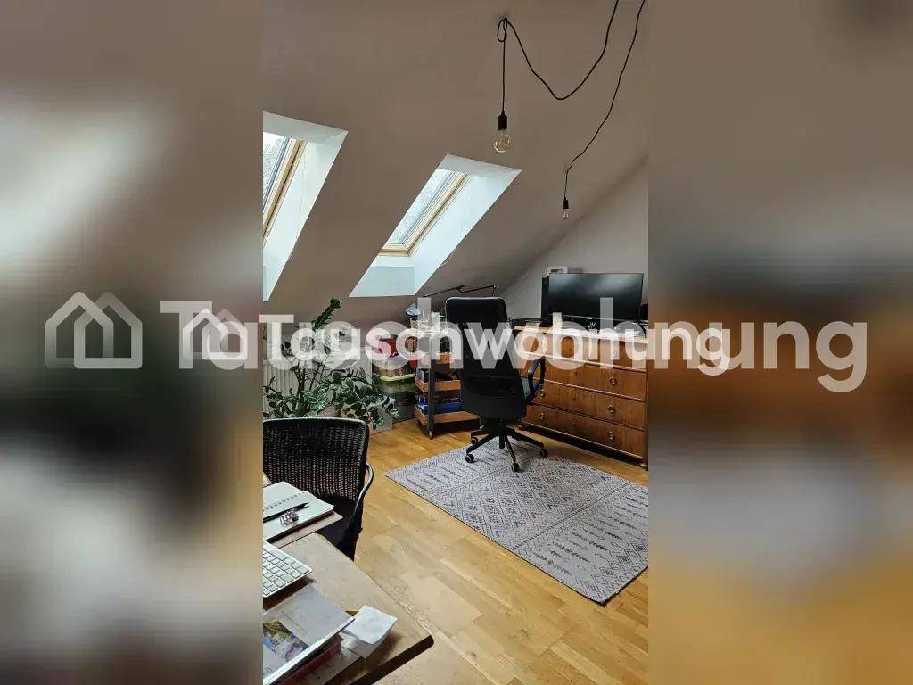 Helles Dachgeschoss-Büro mit zwei Dachfenstern, Holzboden und Arbeitsplatz.
