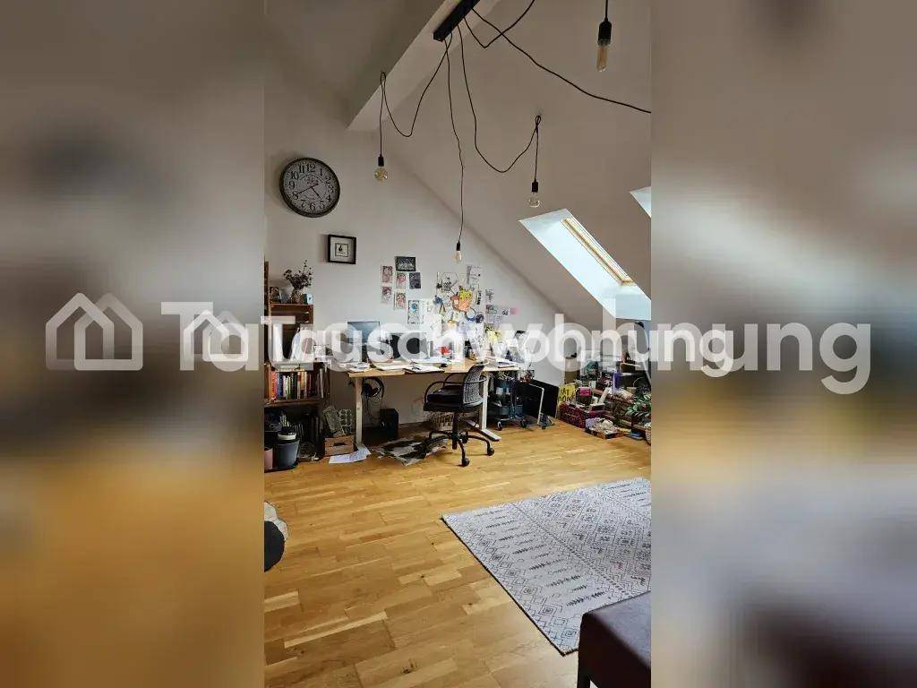 Dachgeschoss-Büro mit Schreibtisch, Bücherregal und hellen Dachfenstern.