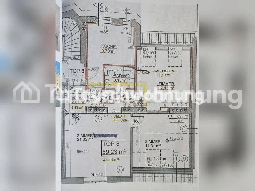 Grundriss der Wohnung mit Zimmern, Bad/WC und Dachbodenflächen, detailliert dargestellt.
