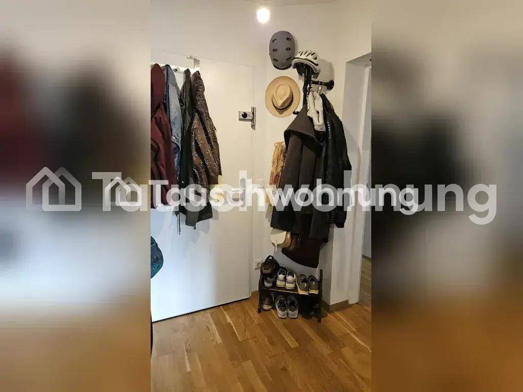 Eingangsbereich mit Holzboden, Garderobe und Schuhregal, funktional eingerichtet.