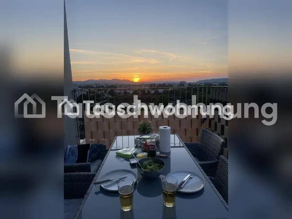 Gemütliche Terrasse mit gedecktem Tisch und malerischem Sonnenuntergang über der Landschaft.