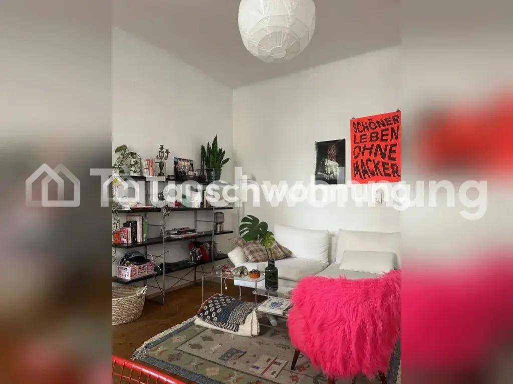 Gemütliches Wohnzimmer mit Sofa, Bücherregal und farbenfroher Dekoration.