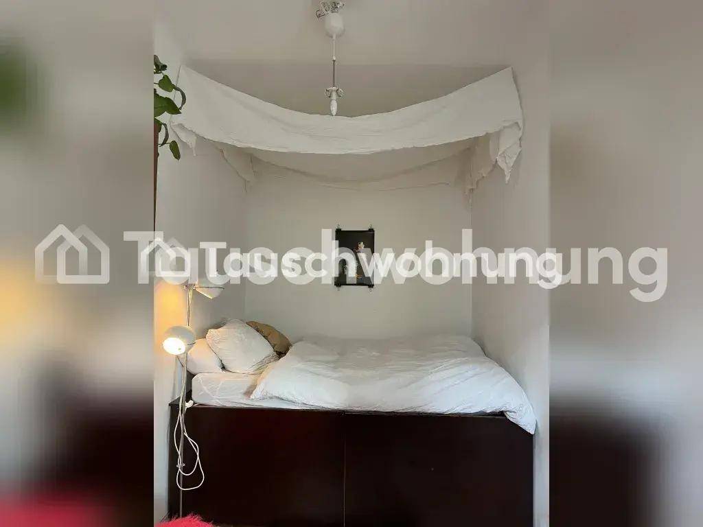 Kleines Schlafzimmer mit Bett in einer Nische und einfacher Dekoration.