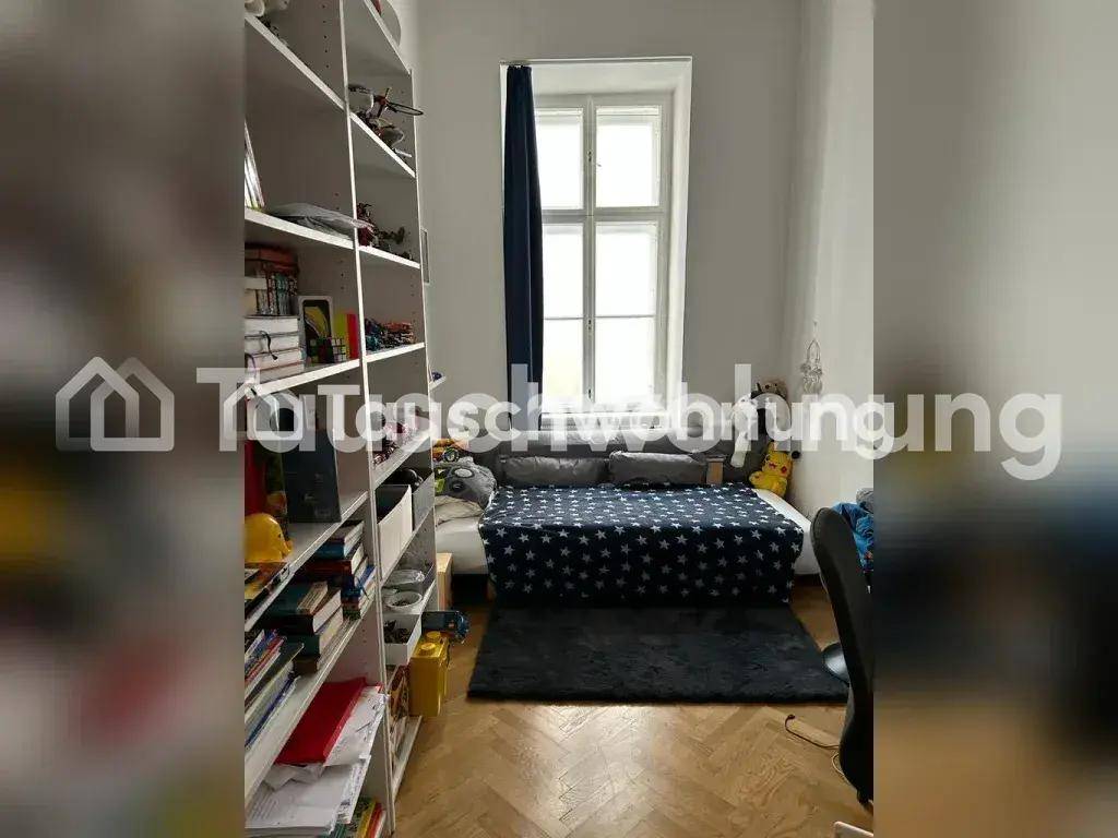 Kinderzimmer oder Gästezimmer mit Bett, Bücherregal und Fischgrätparkett, hell durch ein Fenster.