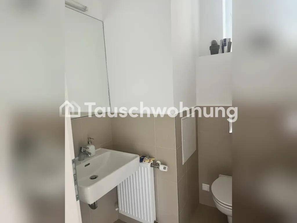 Kleines Gäste-WC mit Wand-WC und Handwaschbecken, in neutralen Farbtönen gehalten.