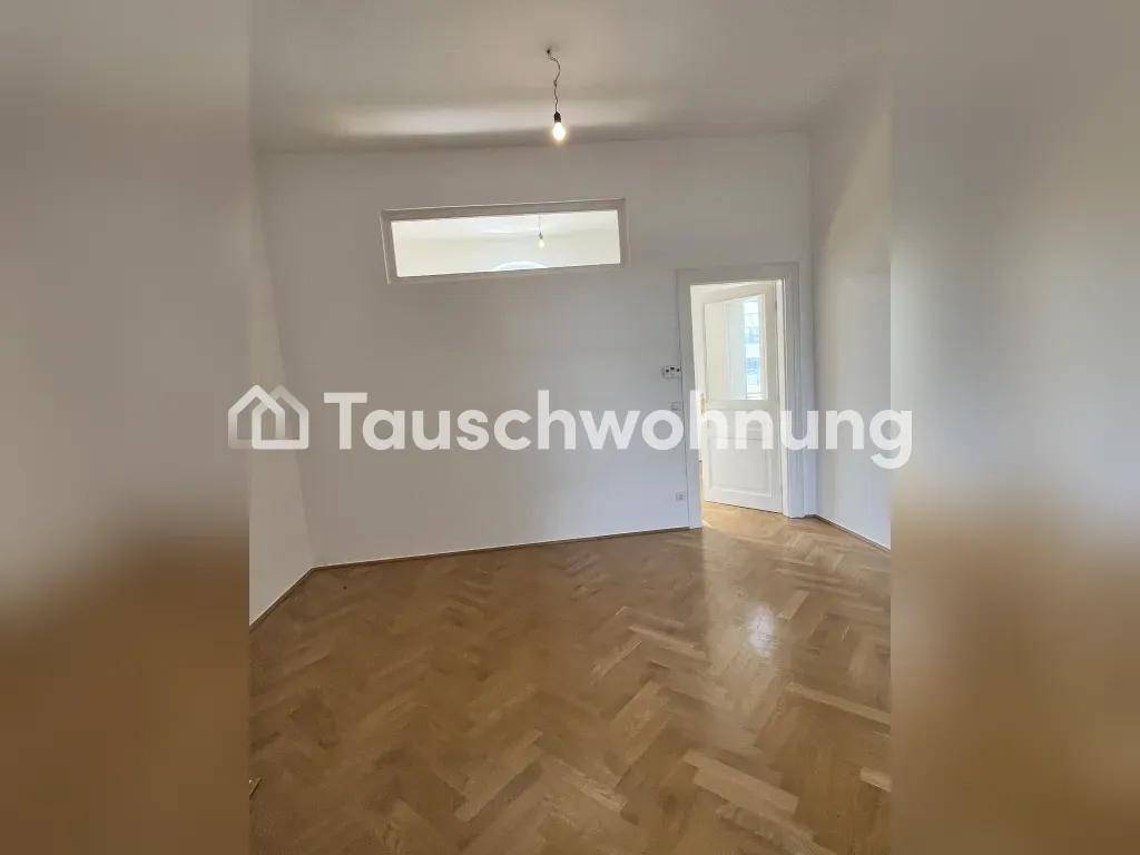 Geräumiges Zimmer mit Fischgrätparkett und hoher Decke, bietet vielseitige Nutzungsmöglichkeiten.