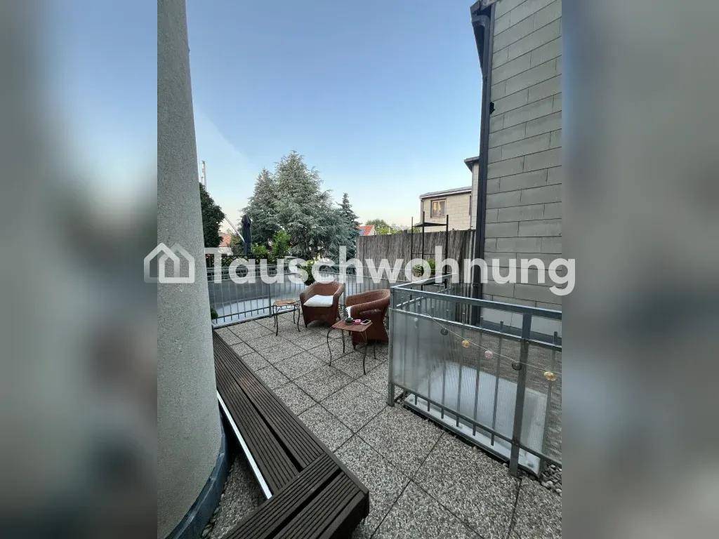 Geräumige Terrasse mit Sitzgelegenheiten und Blick ins Grüne, ideal zum Entspannen.