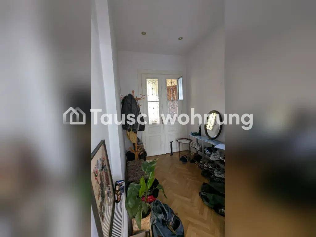 Eingangsbereich mit Garderobe, Schuhregal und Spiegel, bietet praktischen Stauraum.