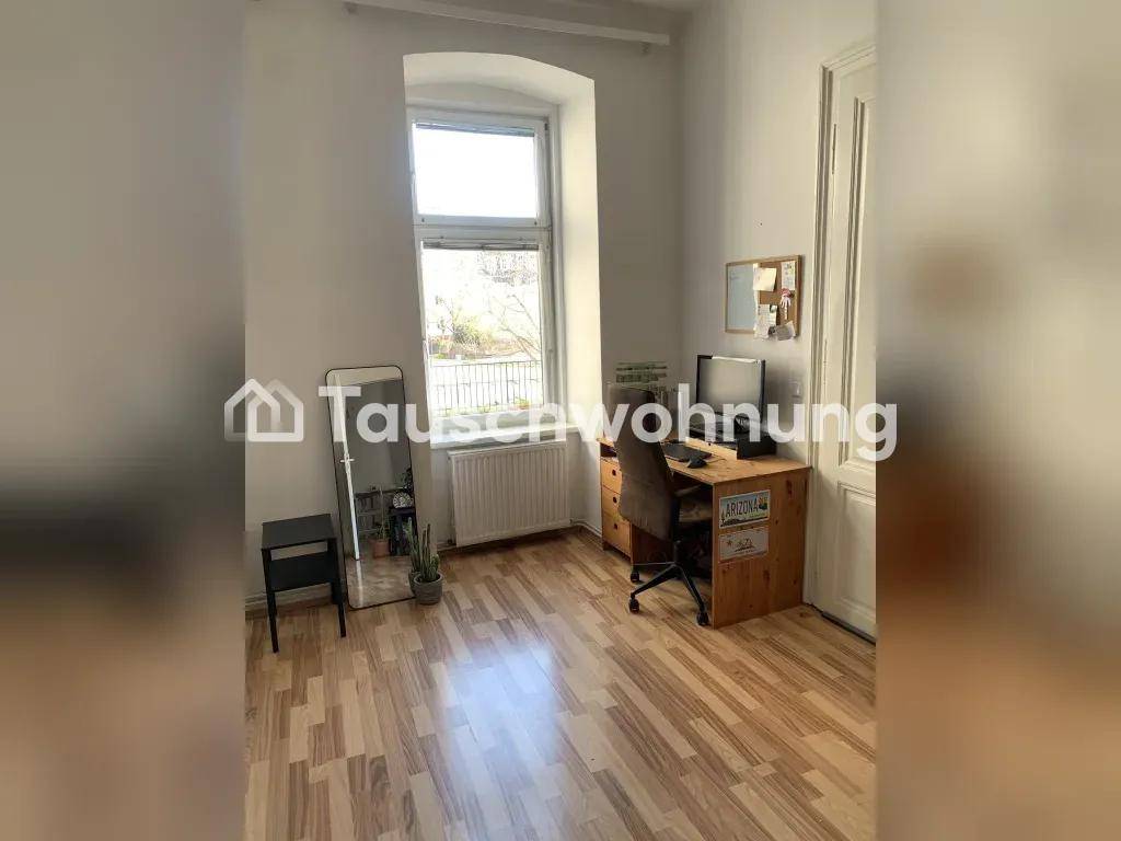 Helles Arbeitszimmer mit Schreibtisch, Bürostuhl und großem Fenster, ideal für Home-Office.