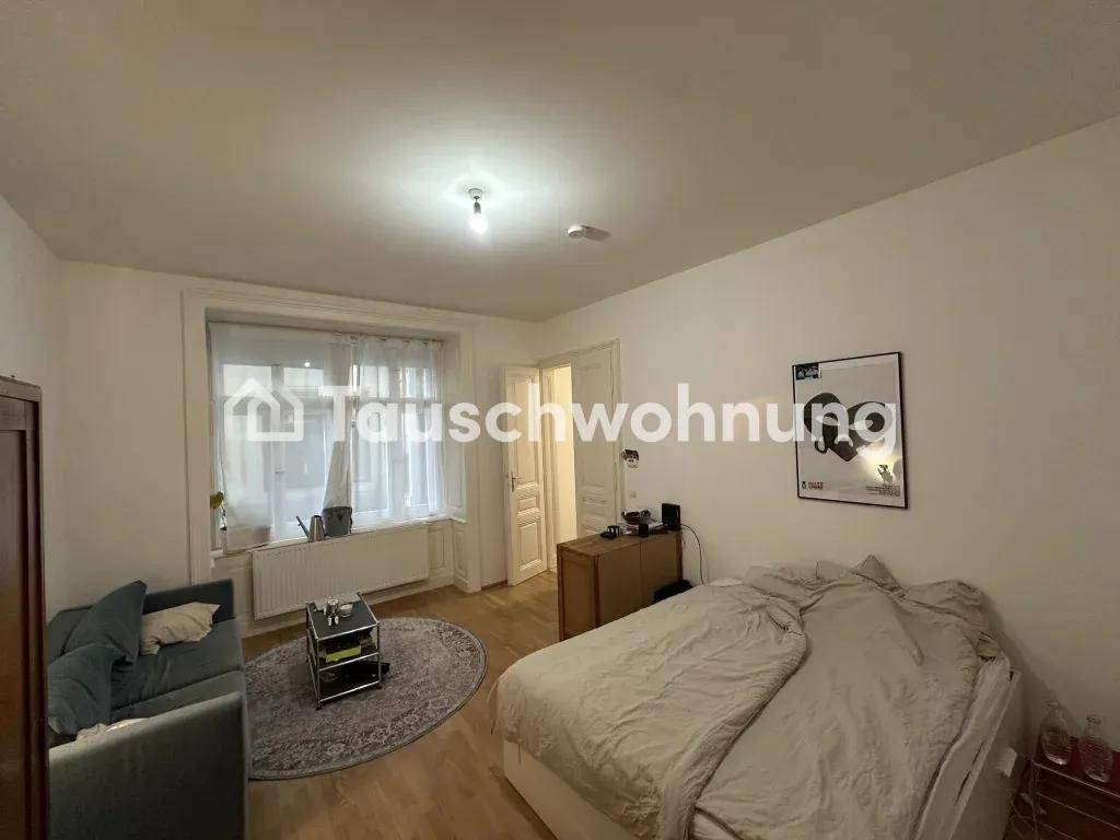 Gemütlicher Wohnbereich mit Schlafgelegenheit, Sofa und Blick auf das Fenster.
