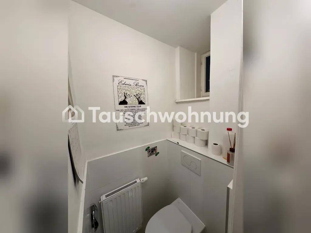 Kleines Gäste-WC mit Toilette und einem Fenster für Belüftung.