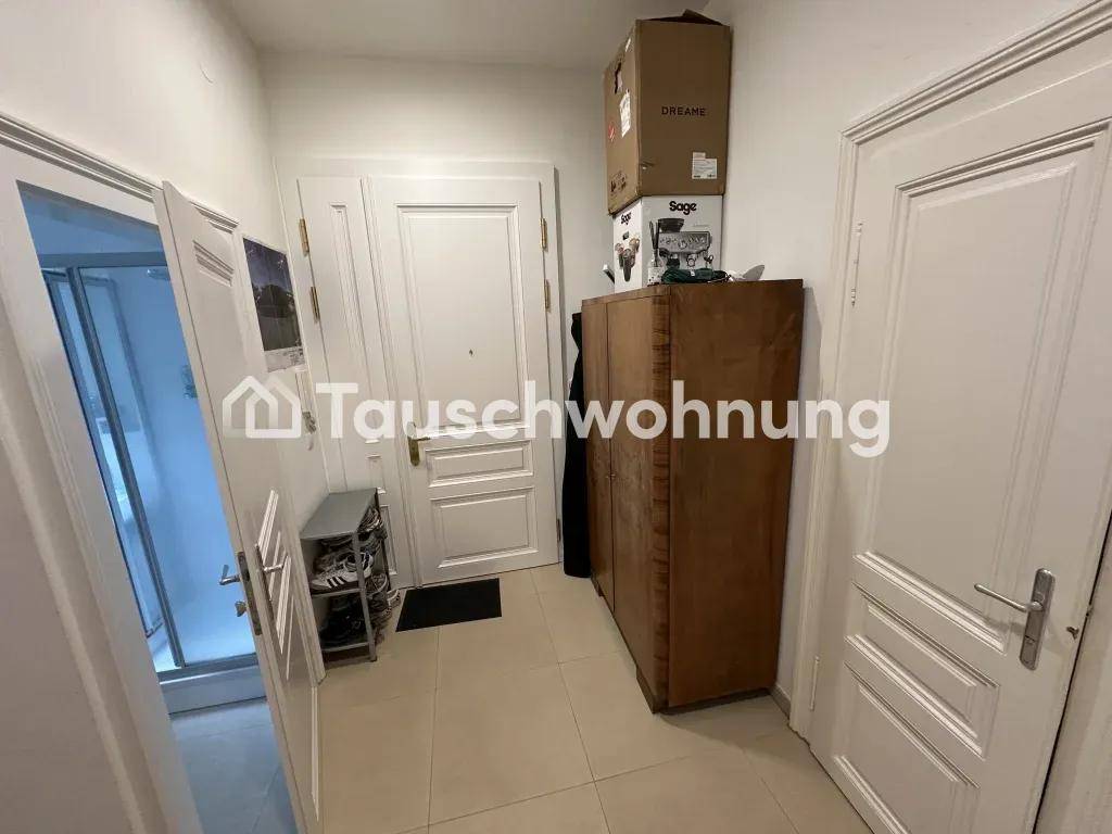 Eingangsbereich mit Schuhregal und Schrank, der einen praktischen Stauraum bietet.