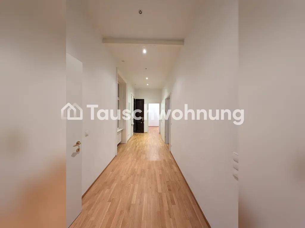 Langer, heller Flur mit Parkettboden und integrierter Deckenbeleuchtung, der die Wohnbereiche verbindet.