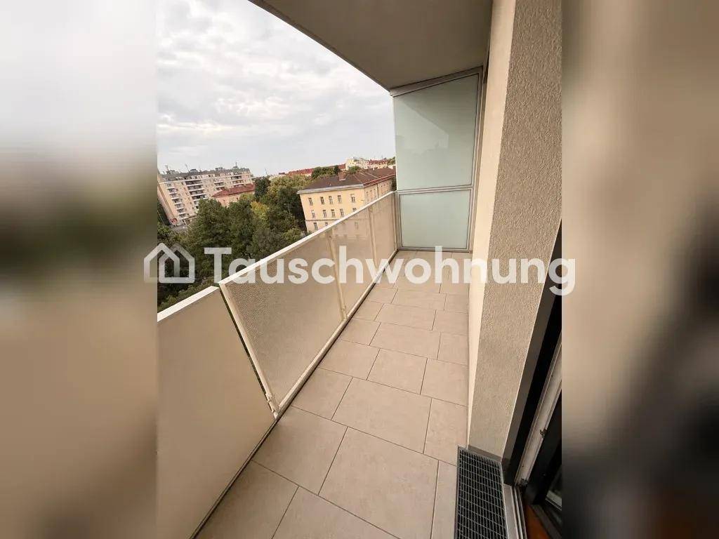 Langer Balkon mit Fliesenboden und Blick auf die Stadt, ideal für entspannte Stunden im Freien.