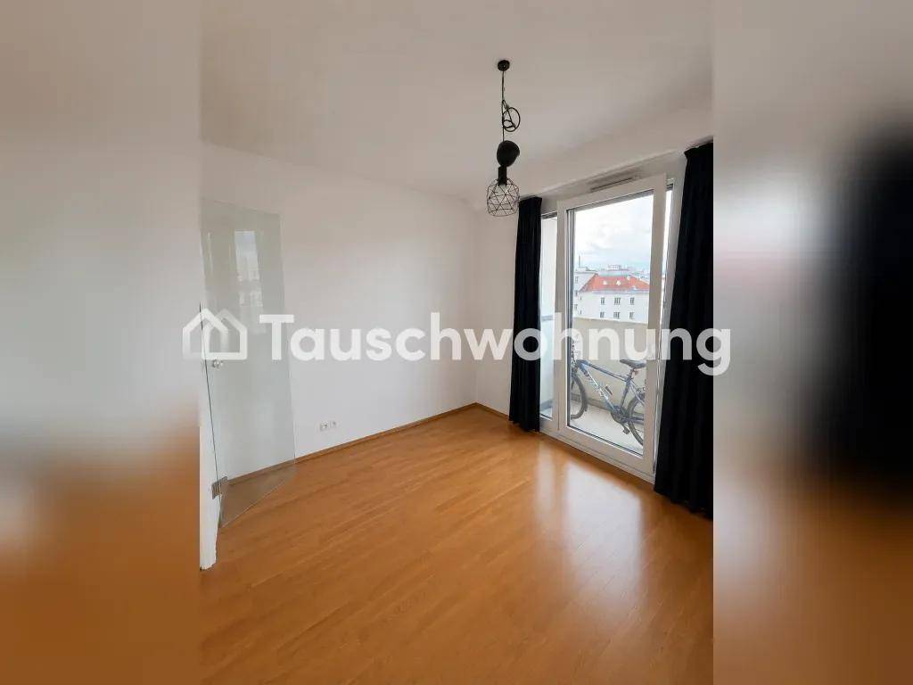 Geräumiges Zimmer mit Holzboden und großem Fenster mit Zugang zu einem französischen Balkon.