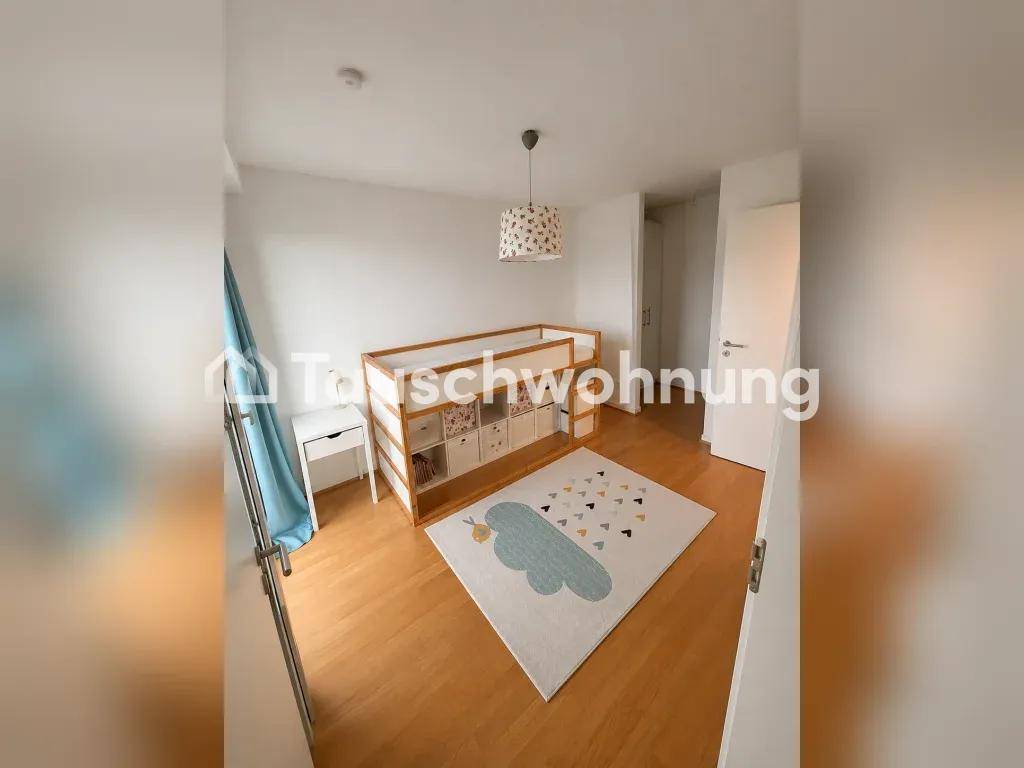 Kinderzimmer mit Holzboden, hellem Teppich und einem Kinderbett, freundlich und einladend gestaltet.