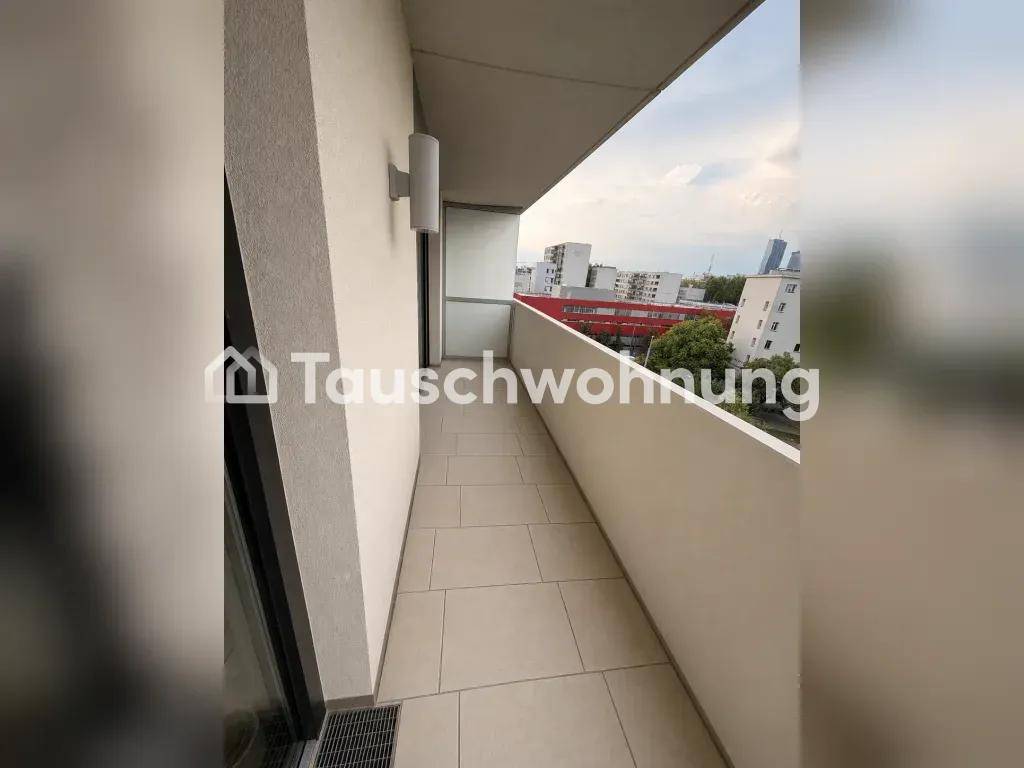 Geräumiger Balkon mit moderner Brüstung und urbanem Ausblick, der zum Verweilen einlädt.