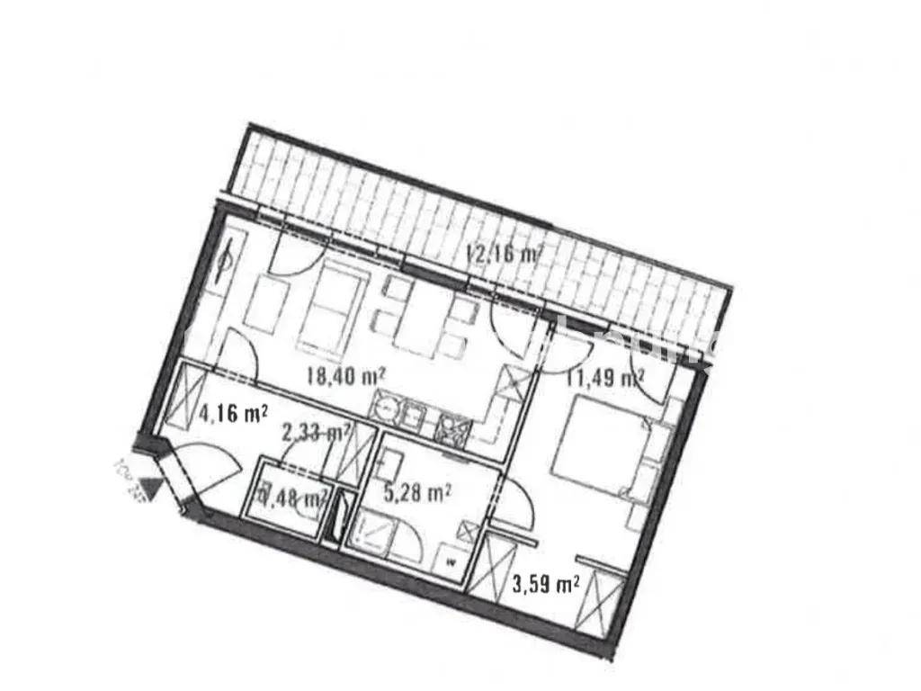 Grundriss einer Wohnung mit offenem Wohnbereich, Schlafzimmer und Balkon, übersichtlich dargestellt.