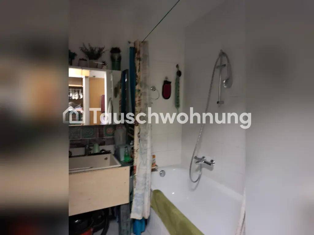 Badezimmer mit Badewanne, Duschvorhang und einem Waschbecken mit Spiegel.