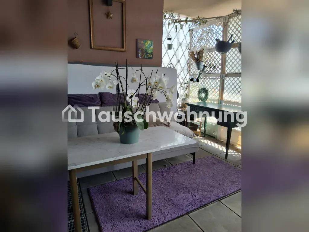 Gemütlicher Wintergarten mit Sofa, Couchtisch und Pflanzen, bietet einen hellen Rückzugsort.