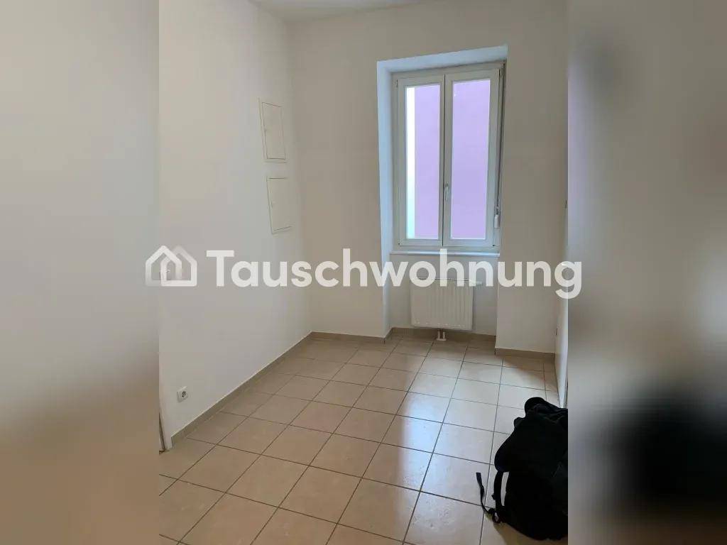 Schlichter Raum mit Fliesenboden und einem Fenster, ideal als Schlaf- oder Arbeitszimmer.