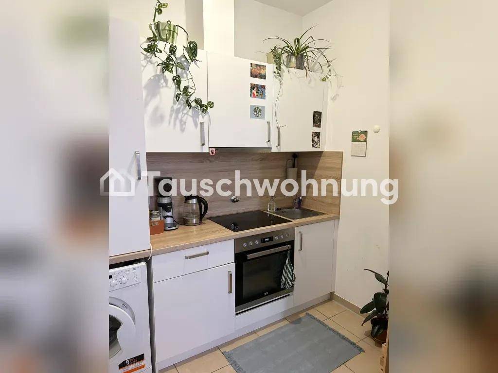 Funktionale Küche mit weißen Fronten, Spüle, Kochfeld und Stauraum.