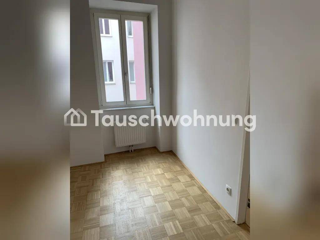 Freundlicher Raum mit Parkettboden und einem Fenster, vielseitig nutzbar.