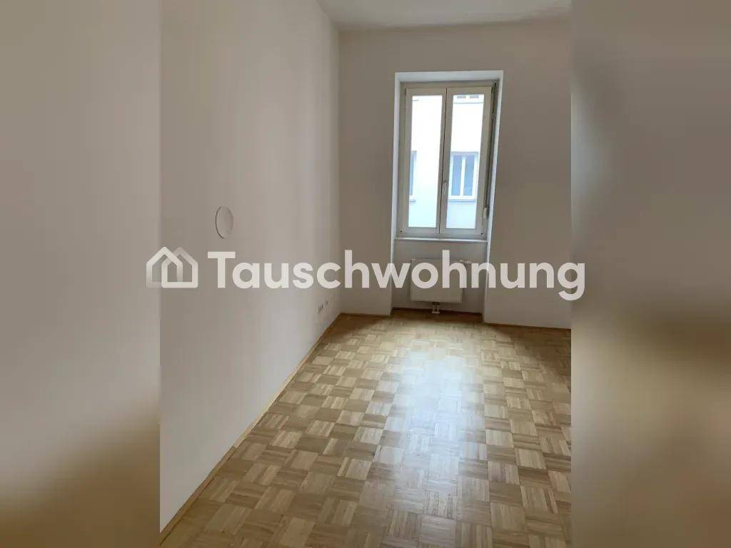 Freundlicher Raum mit Parkettboden und einem Fenster, vielseitig nutzbar.