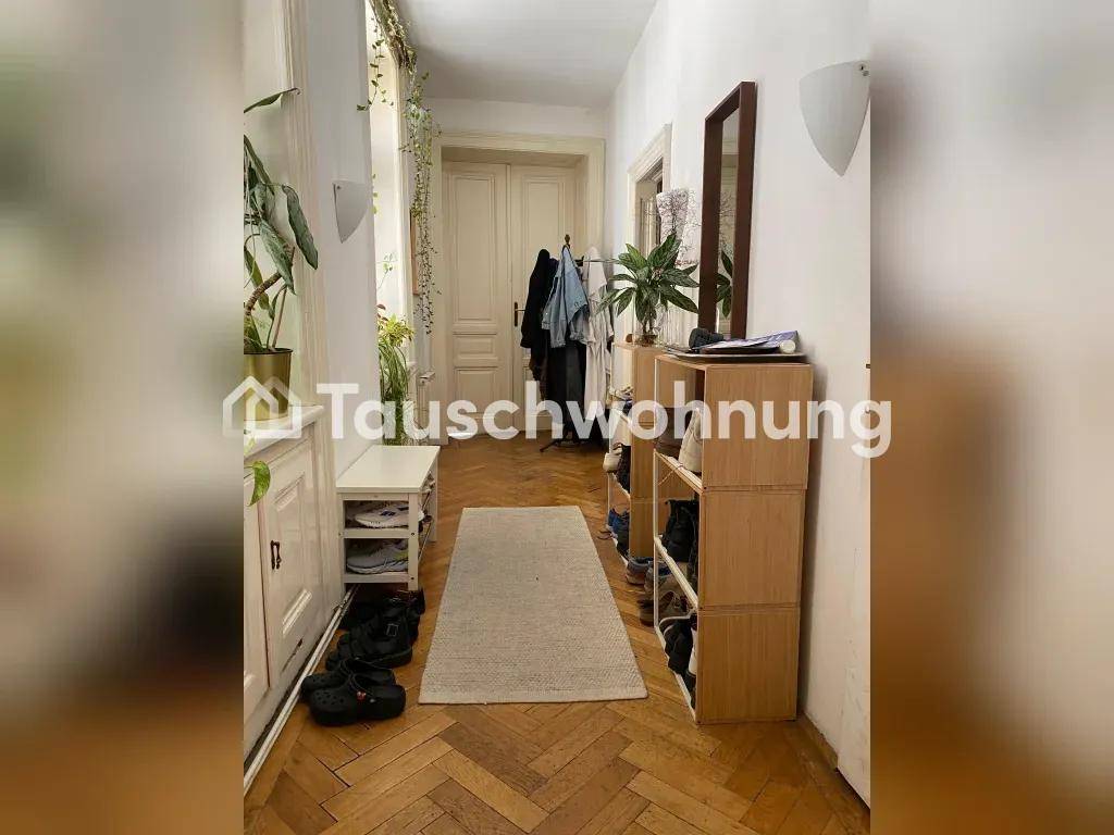 Heller Flur mit Fischgrätparkett, Garderobe und Schuhregalen.