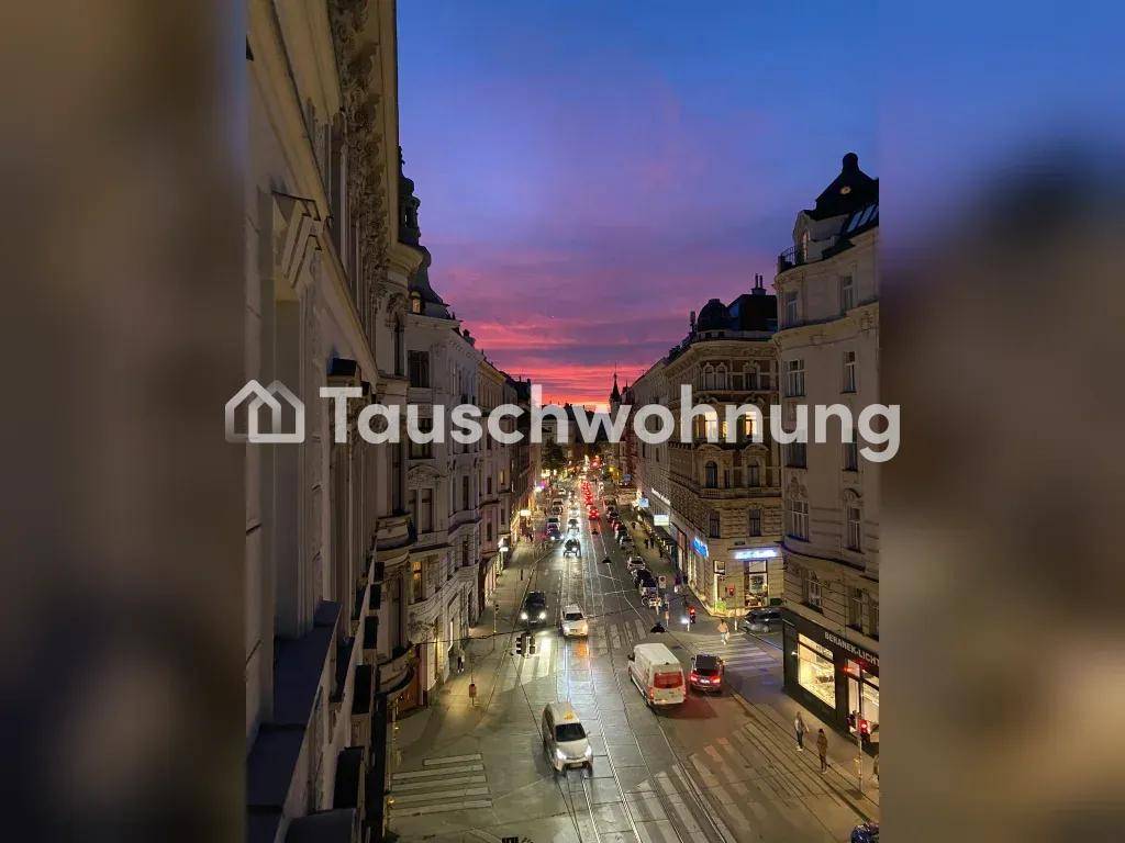 Stadtansicht bei Sonnenuntergang mit belebter Straße und historischen Gebäuden.
