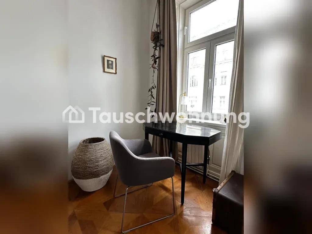 Kleiner Arbeitsbereich mit Schreibtisch, Stuhl und großem Fenster.