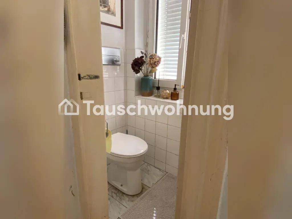 Kleines Gäste-WC mit Fenster, weißen Fliesen und einfacher Ausstattung.