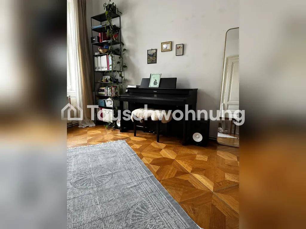 Wohnbereich mit Klavier, Parkettboden und einem großen Spiegel.